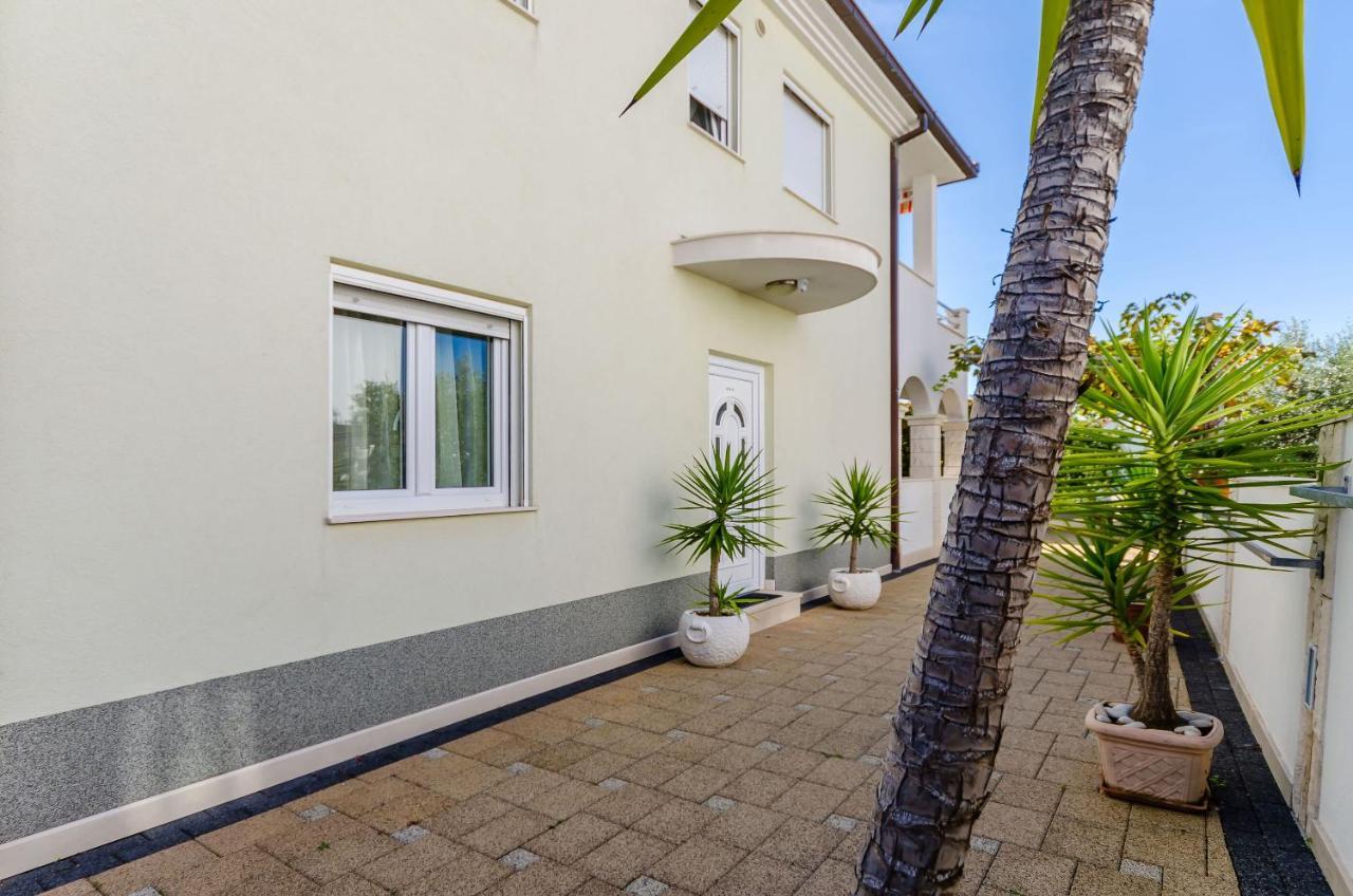 Apartments Palm Tree โตรกีร์ ภายนอก รูปภาพ
