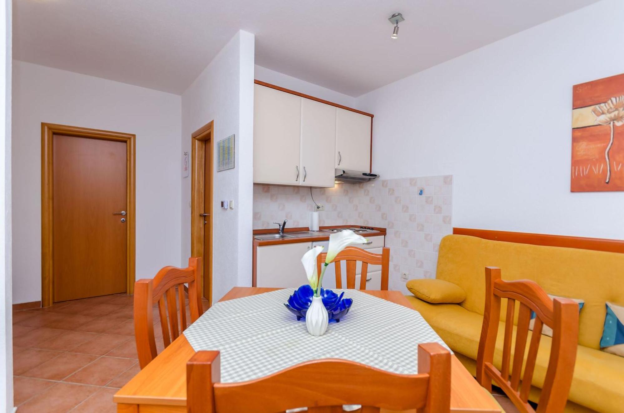 Apartments Palm Tree โตรกีร์ ภายนอก รูปภาพ